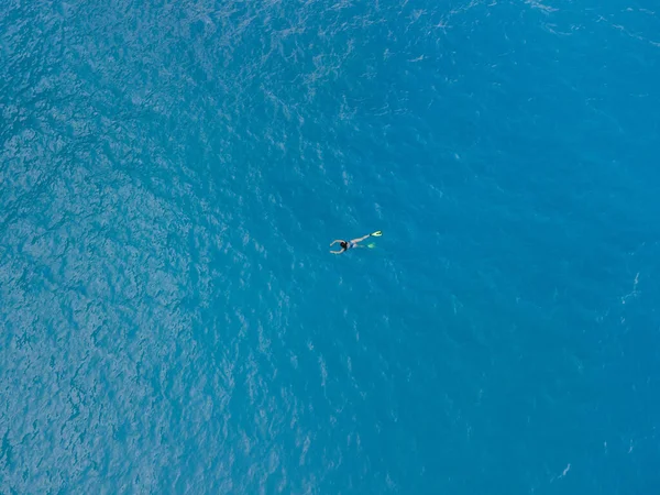 Vue Aérienne Femme Nageant Dans Les Nageoires Dans Eau Mer — Photo