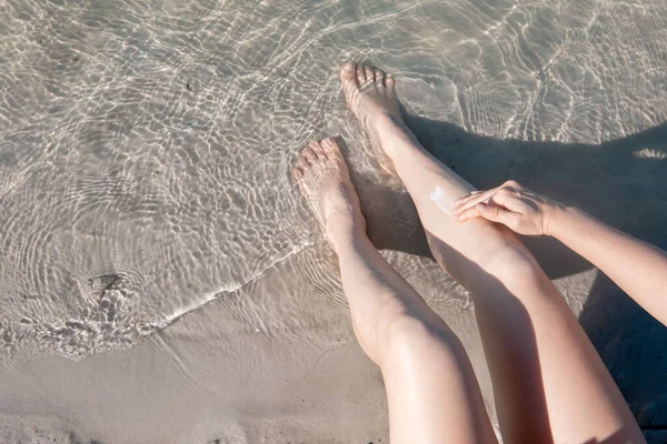 Vrouw Zet Zonnebrandcrème Been Zomer Vakantie — Stockfoto