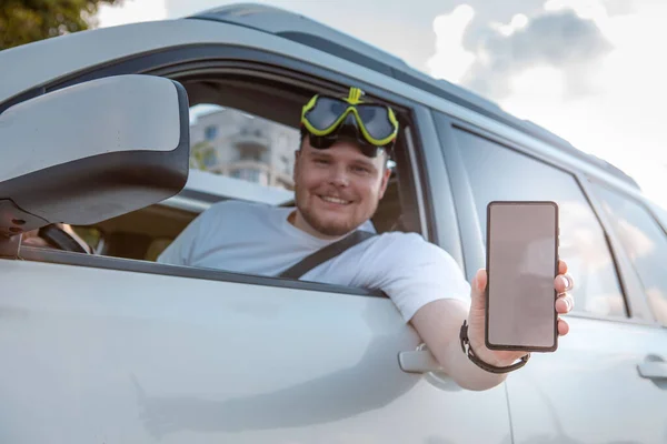 Motorista Feliz Homem Carro Cheio Coisas Férias Segurando Telefone Com — Fotografia de Stock