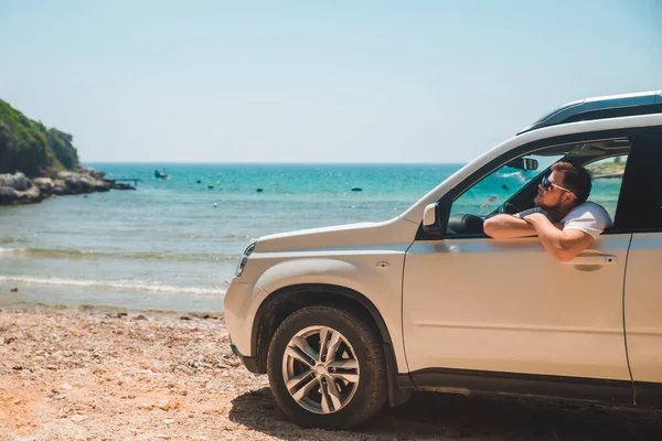 快乐微笑的男人坐在车里享受海滨暑假的概念 — 图库照片