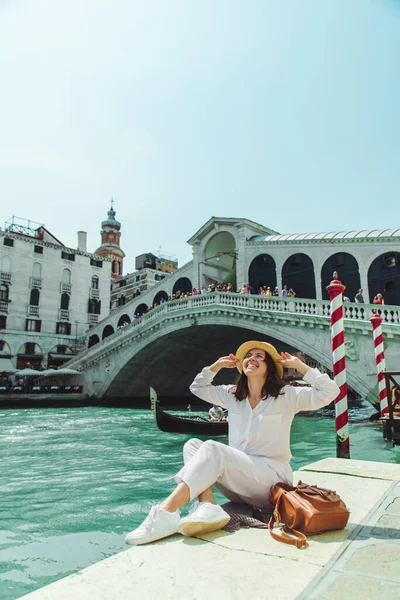 Mulher Sentada Perto Ponte Rialto Veneza Itália Olhando Para Grande — Fotografia de Stock