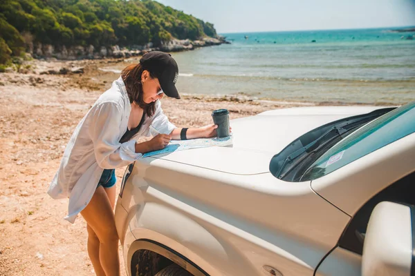 Frau Checkt Karte Auf Motorhaube Und Trinkt Kaffee Sommerstrand — Stockfoto