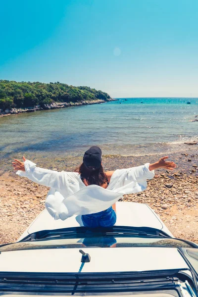 Vrouw Liggend Auto Kap Met Uitzicht Zee Zomer Strand Vakantie — Stockfoto