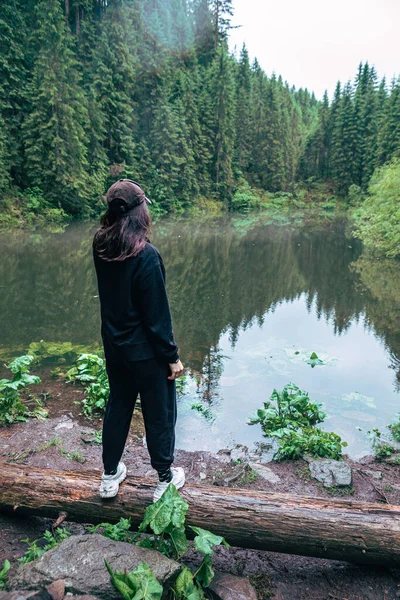 Mujer Disfrutando Vista Del Lago Salvaje Las Montañas Copiar Espacio —  Fotos de Stock