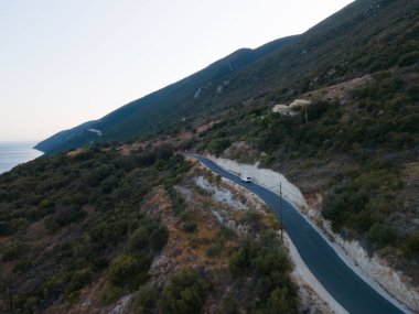 Deniz kıyısı fotokopi alanı manzaralı dağlarda yolculuk kavramı