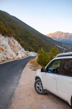 Kenar yol konseptinde SUV vagonu kopyalama alanı Lefkada adası Yunanistan