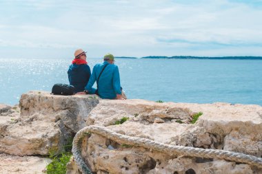 Pula, Hırvatistan - 21 Mayıs 2019: Deniz körfezi yaz tatilinin tadını çıkaran yaşlı çift