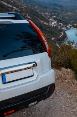 Kenar yol konseptinde SUV vagonu kopyalama alanı Lefkada adası Yunanistan