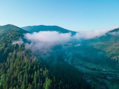 Karpat dağlarının hava manzarası beyaz bulutlar uzay yaz mevsimi Ukrayna 'yı kopyalıyor