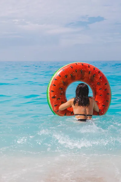 Žena Chystá Plavat Nafukovací Prsten Letní Dovolená Opalování — Stock fotografie