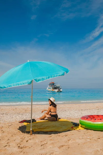 Yaz tatili konsepti. Kadın plajda güneşleniyor fotokopi odasında