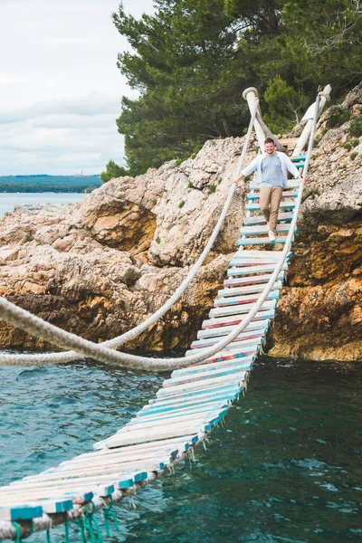 Férfi Séta Felfüggesztés Híd Kereszt Adriai Tenger Nyári Idő — Stock Fotó