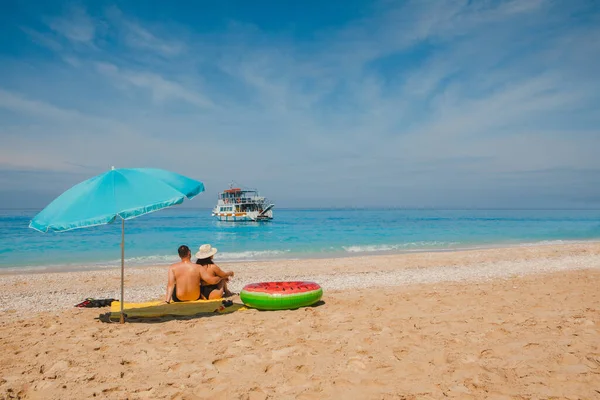 Glückliches Paar Ruht Sich Glücklichen Strand Von Griechenland Aus — Stockfoto