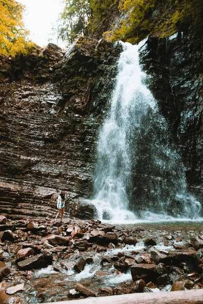 Mulher Viajante Apreciando Vista Espaço Cópia Cachoeira — Fotografia de Stock