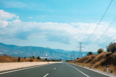 Güneşli bir günde otoyol manzarası Kopyalama alanı