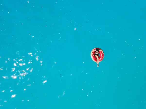 Vue Aérienne Une Femme Flottant Sur Anneau Gonflable Dans Bain — Photo