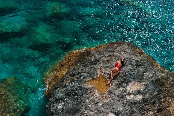 Directamente Encima Mujer Traje Baño Rojo Roca Rodeada Por Mar — Foto de Stock