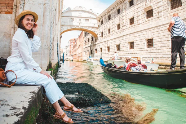 Woman Sitting City Quay Venice Italy Enjoying View Canals Gondolas — Stock Photo, Image