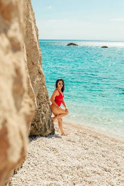 Impresionante Mujer Traje Baño Rojo Espacio Copia Playa Mar — Foto de Stock