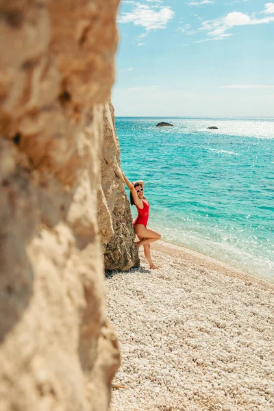 Impresionante Mujer Traje Baño Rojo Espacio Copia Playa Mar —  Fotos de Stock