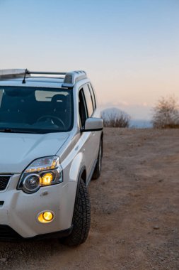 Kenar yol konseptinde SUV arabası kopyalama alanı