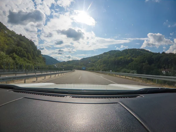 Auto Ravel Konzeptfahrt Auf Der Schnellstraße Sonniger Sommertag — Stockfoto