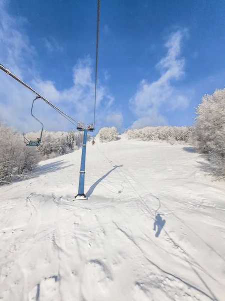 晴天从滑雪胜地的旧椅子电梯看风景 — 图库照片