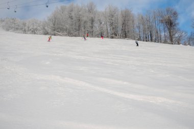 Kayak pistindeki insanlar ve snowboard fotokopi alanı