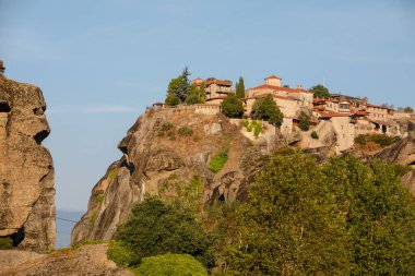 Yunanistan 'ın tuzlu dağlarının tepesindeki tarihi meteora manastırı
