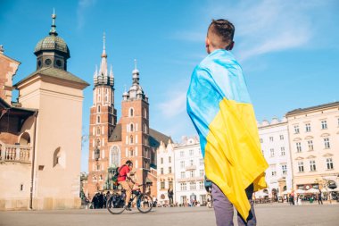 Küçük çocuk Krakow Polonya 'da Ukrayna bayrağı tutuyor.