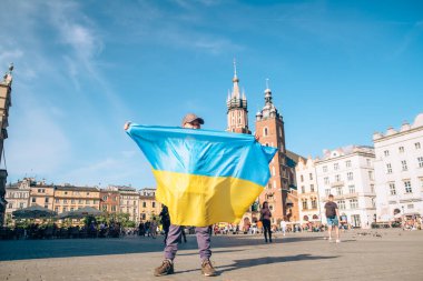 Küçük çocuk Krakow Polonya 'da Ukrayna bayrağı tutuyor.