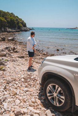 Araba seyahati konsepti. Yaz plajında deniz özgürlüğüne bakıyor.