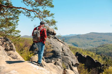 Dovbush Kayalıkları 'nda sırt çantalı bir yürüyüşçü.