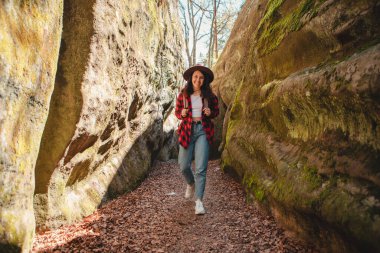 Sırt çantalı bir kadın yürüyüşçü Kanyonda yürüyor