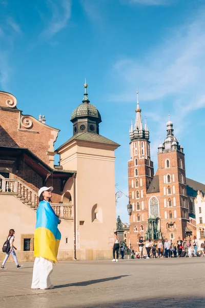 Polonya 'nın merkezinde Ukrayna bayrağıyla kaplanmış bir kadın.