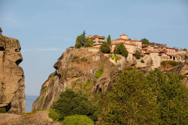 Yunanistan 'ın tuzlu dağlarının tepesindeki tarihi meteora manastırı