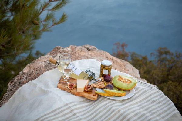 ギリシャ湾のコピースペースを眺めながらピクニック — ストック写真
