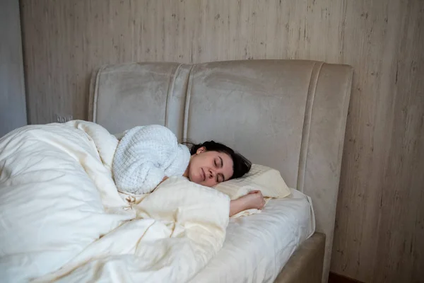 Morgon Sängen Kvinna Vaknar Liggande Sängen Med Vita Lakan Ljust — Stockfoto