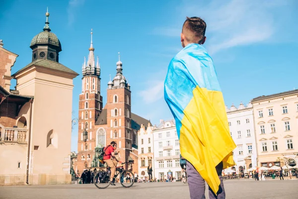 Küçük çocuk Krakow Polonya 'da Ukrayna bayrağı tutuyor.