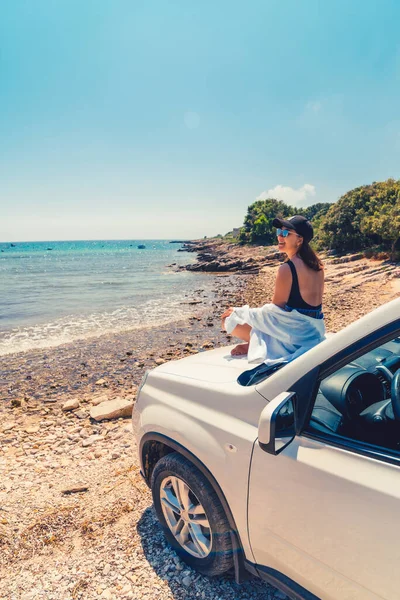 Frau Liegt Auf Motorhaube Mit Blick Auf Meer Sommerstrand Urlaub — Stockfoto