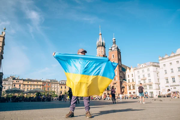 Küçük çocuk Krakow Polonya 'da Ukrayna bayrağı tutuyor.