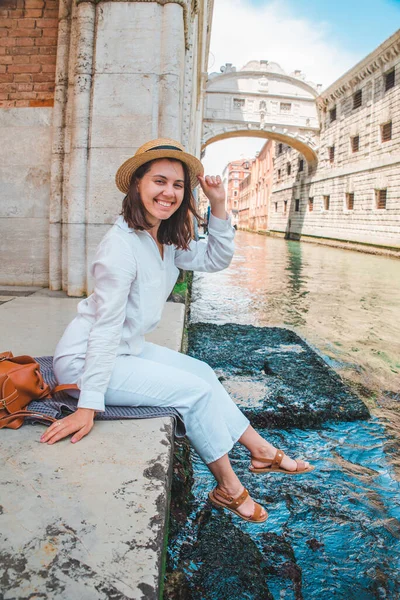 venedik İtalya'da şehir rıhtımında oturan kadın kanalların görünümü zevk kopya alanı