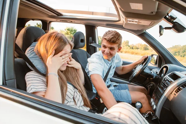 Junger Mann Steuer Eines Autos Frau Schläft Mit Kopfkissen Kopierraum — Stockfoto