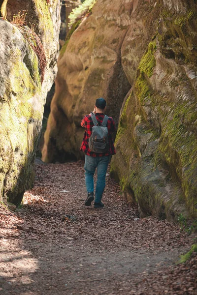 Homem Caminhante Com Mochila Andando Por Trilha Canyon Dovbush Rochas — Fotografia de Stock