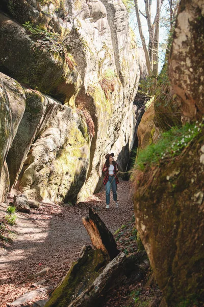 Женщина Турист Рюкзаком Прогулка Тропе Каньоне — стоковое фото
