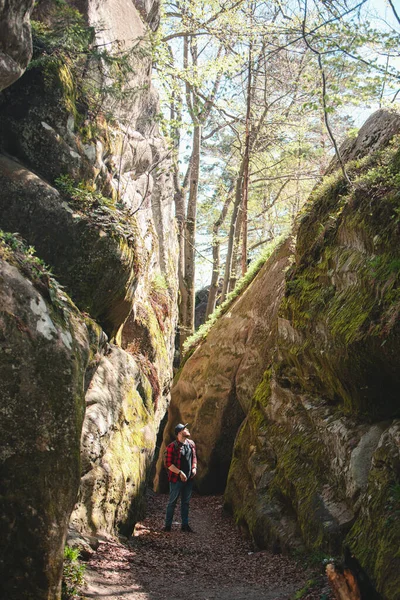 Homem Caminhante Com Mochila Andando Por Trilha Canyon Dovbush Rochas — Fotografia de Stock