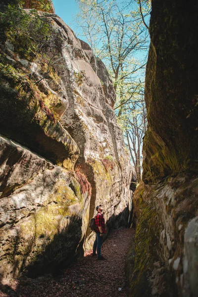 Sırt çantalı bir adam Ukrayna 'daki kanyon güvercini kayalarında yürüyor.