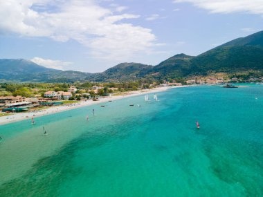Lefkada adasında rüzgar sörfü yapan Vasiliki sahilinin hava manzarası Yunanistan 'ı kopyaladı
