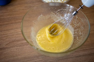 Yumurtaları kasede karıştırmak. Yemek pişirme konseptini kapat.