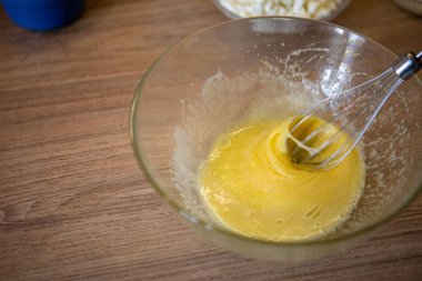 Yumurtaları kasede karıştırmak. Yemek pişirme konseptini kapat.